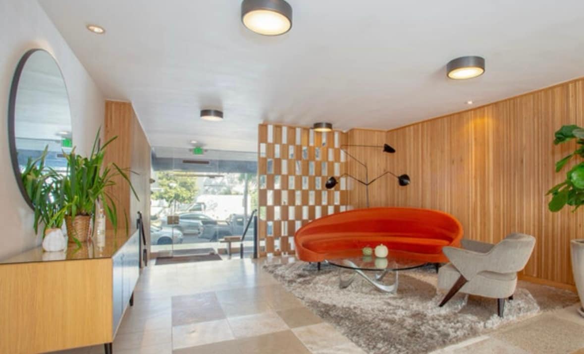 Lobby - 1025 N Kings Rd