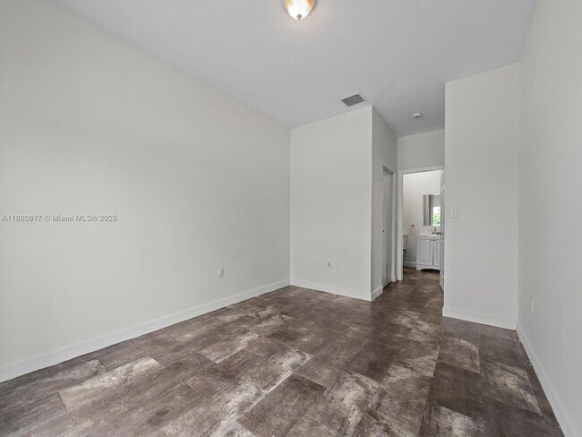 Building Photo - 1514 NW 5th Ave