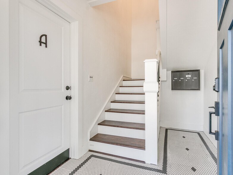 Building Photo - 2409 N Robinson Ave