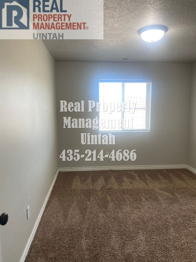 Building Photo - 3 bed 2.5 bath townhome in Fox Run