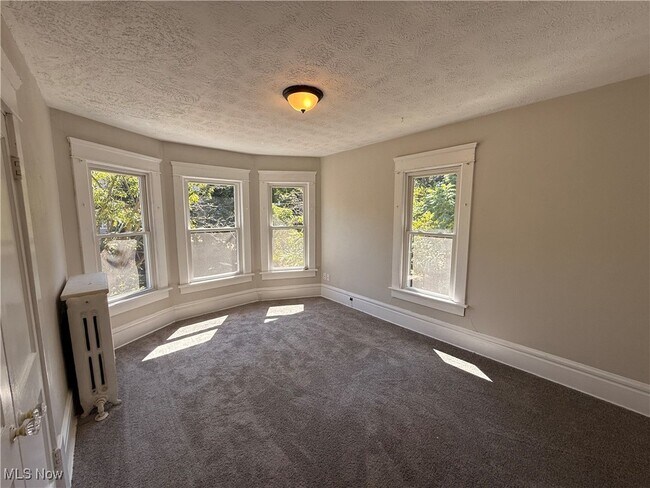 Building Photo - 842 Kenyon St