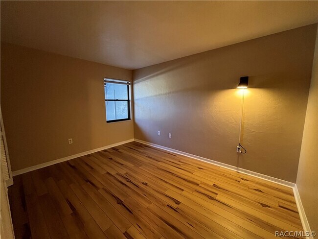 Building Photo - 790 E Gilchrist Ct