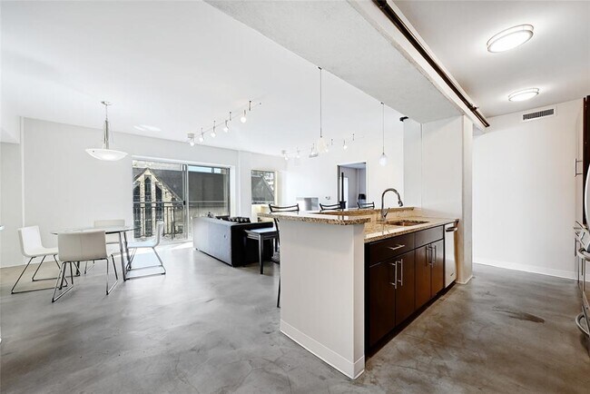 Building Photo - 800 Brazos St