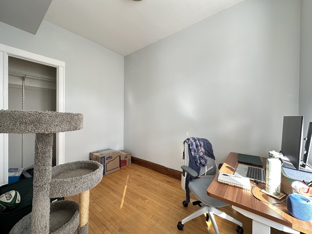 Building Photo - 2136 W Chicago Ave