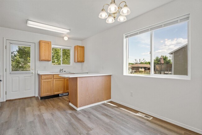 Building Photo - 814