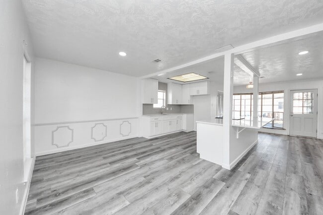 Building Photo - 8011 La Roche Ln