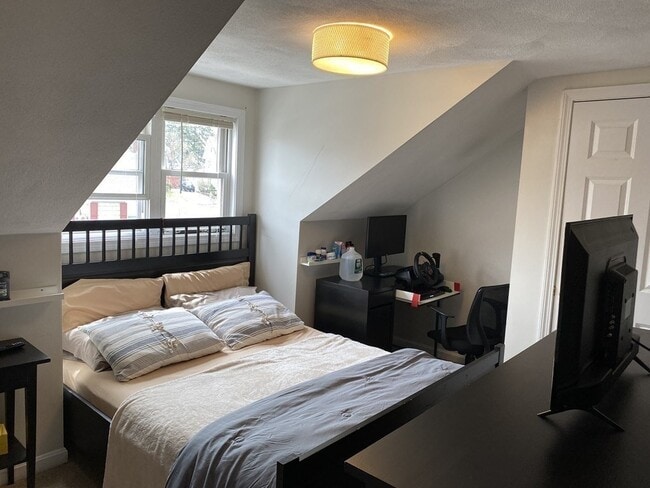 Building Photo - 834 Main St