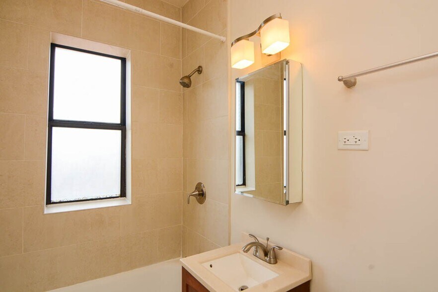 Building Photo - 4644 N Paulina St