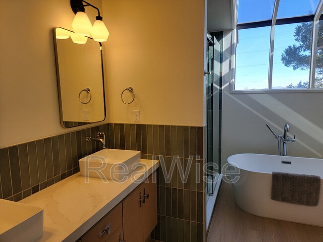 Building Photo - 6901 Robin Ct