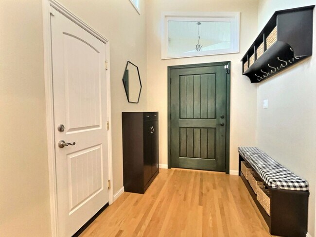 Building Photo - 5 BD / 4 BA - Stunning Mountain View Home ...