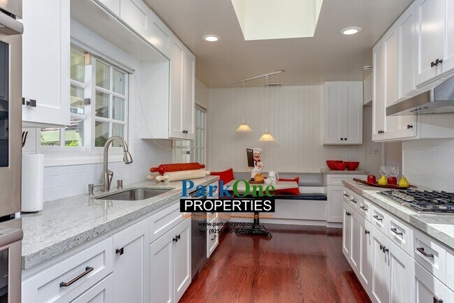 Building Photo - Amazing Moraga Home with incredible lot!
