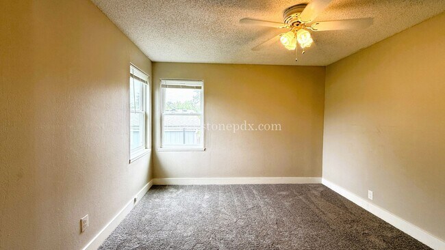 Building Photo - Lovely 3BD|1BA Home in Oregon City w/Basem...