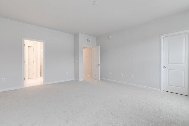 Building Photo - Price Drop on 3 Bedroom Luxury Condo in Glen Allen!!! ***Available Beginning of March***