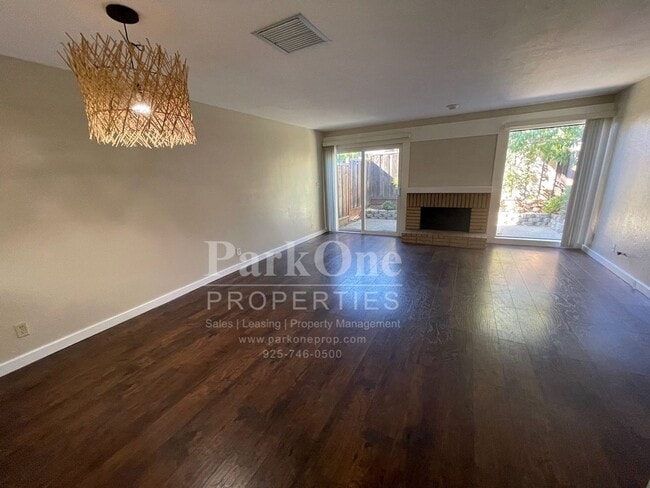 Building Photo - Spacious Town house in Pleasant Hill Now Available!