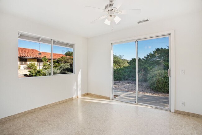 Building Photo - 11000 Meadow Glen Way E