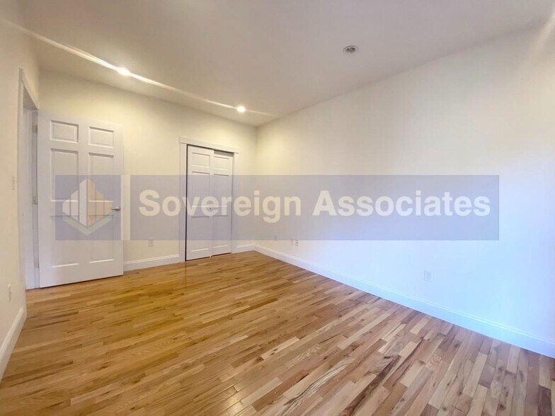 Building Photo - 250 W 99th St