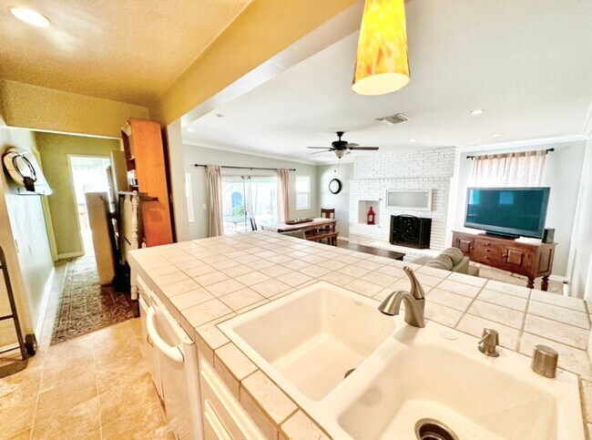 Building Photo - 3 Bedroom 2 Bathroom Lakewood House with Private Backyard down the street from Lakewood High School