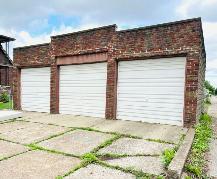 Building Photo - 2498 Woodlawn Ave