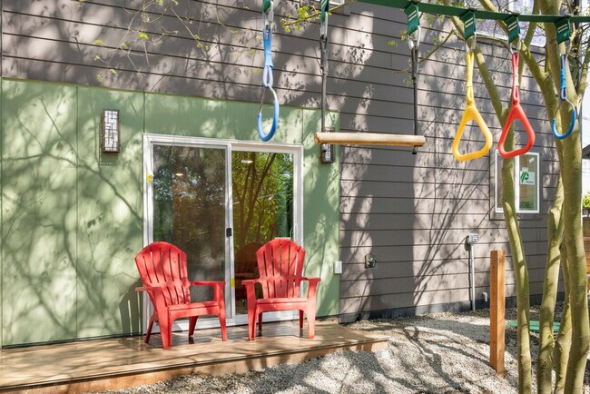 Building Photo - 11520 Roosevelt Way NE