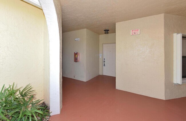 Building Photo - 800 Uno Lago Dr