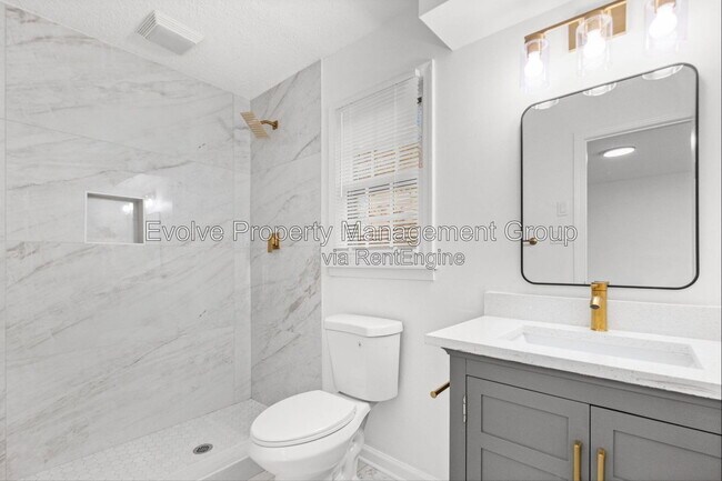 Building Photo - 3085 Circle Gate Dr