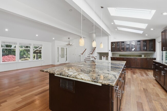 Building Photo - 3bd/2.5ba Bellevue Home