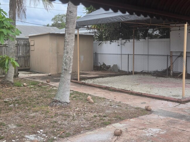 Building Photo - 930 N K St