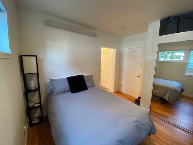 Building Photo - Sola 16