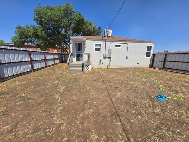 Building Photo - Newly Renovated Home