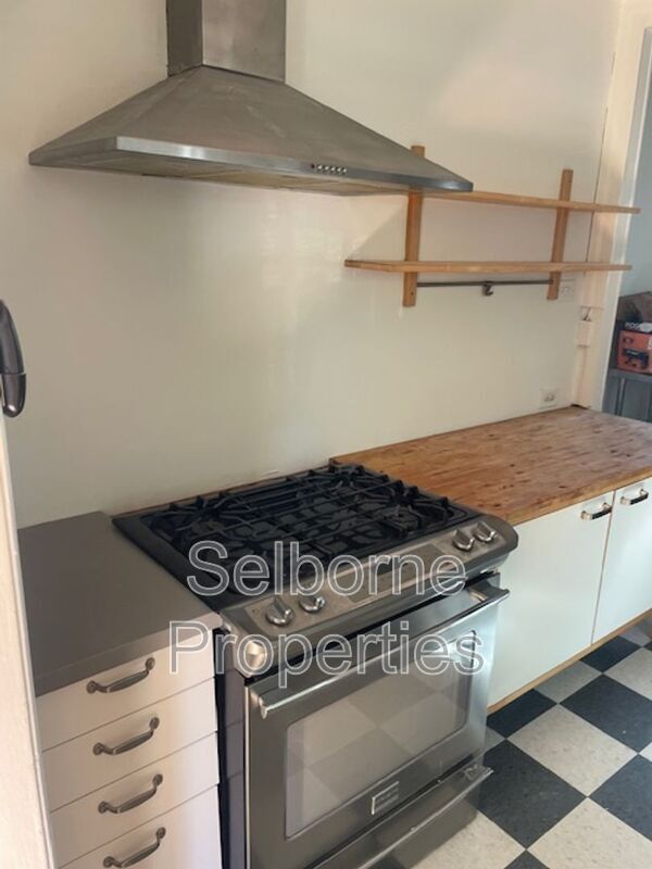 Building Photo - 1424 E 20th St