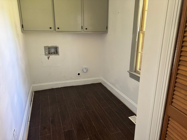 Building Photo - Freshly Painted 3 Bedroom Ranch