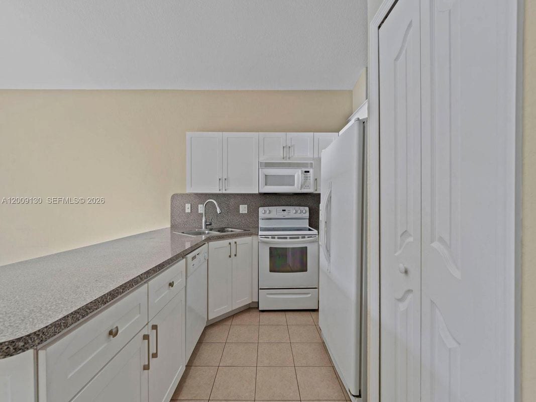 Building Photo - 704 SE 14th Pl