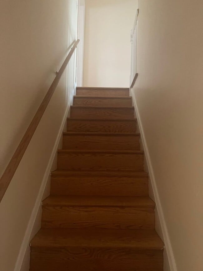 Building Photo - 3bed 1.5 Bathroom Townhome located 4353 Robertson Ave