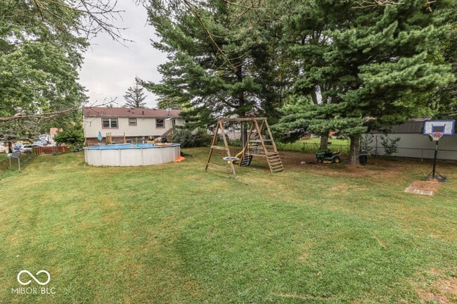 Building Photo - 3935 Mistletoe Dr