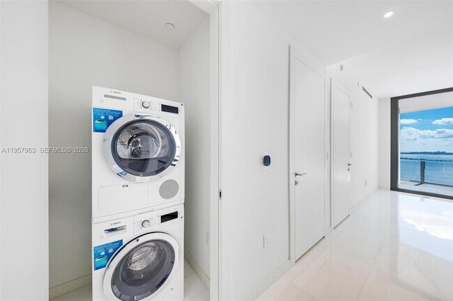 Building Photo - 300 Biscayne Blvd Way