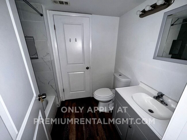Building Photo - 1 Bedroom 2nd Floor Condo in East Orlando with Laminate Flooring and Scenic Balcony View!