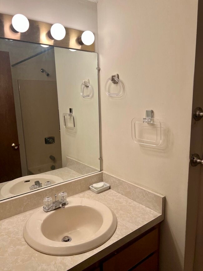 Building Photo - 649 Middle Tpke E