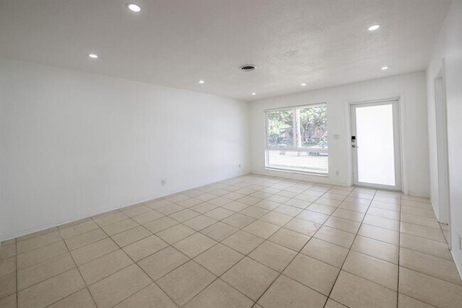 Building Photo - 930 Orange Isle