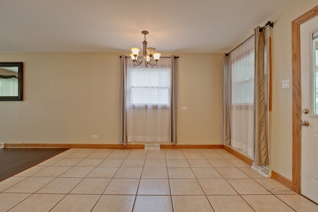 Building Photo - 648 N Greenview Ave