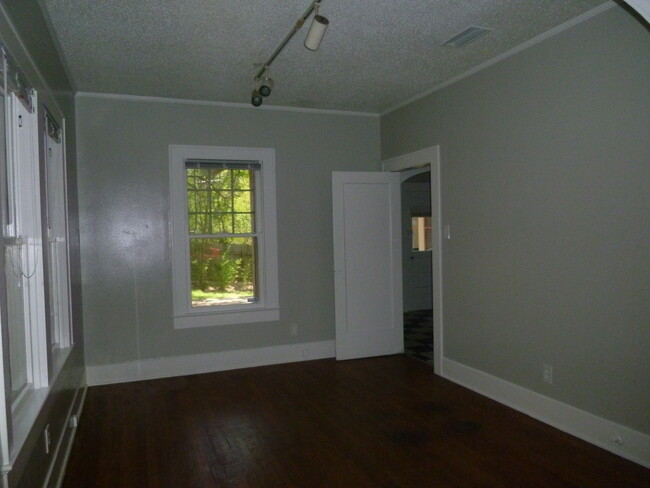 Building Photo - Hyde Park - 2 bedroom w/ Bonus