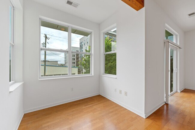 Building Photo - Gorgeous Downtown Durham 2bd/2ba Condo Ava...