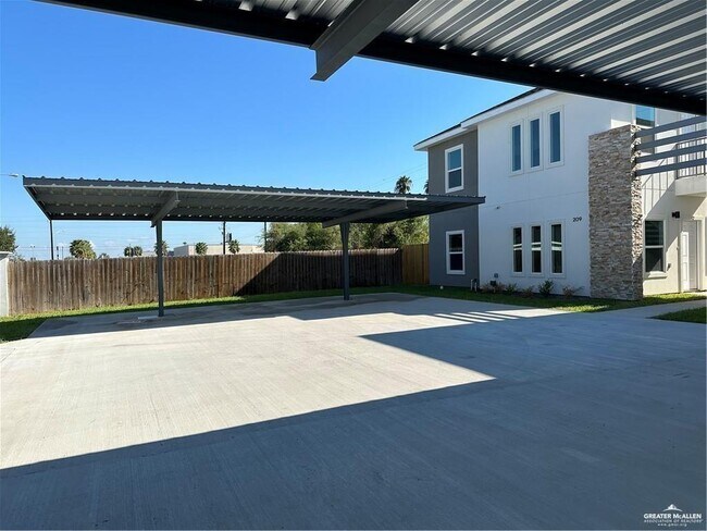 Building Photo - 209 Rafael Dr