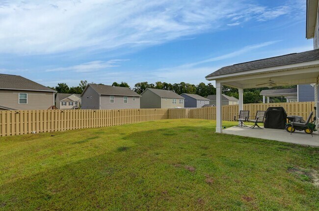 Building Photo - Spacious 5-Bedroom, 3-Bath Home with Modern Features in Elgin!