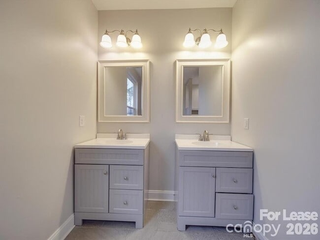 Building Photo - 824 Woodrun Dr