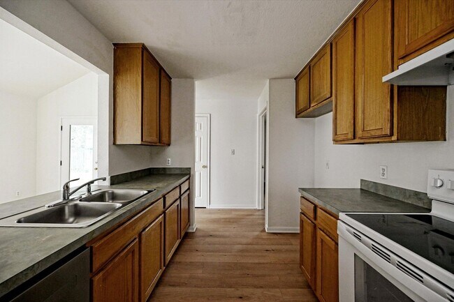 Building Photo - 108 N Mockingbird Cir
