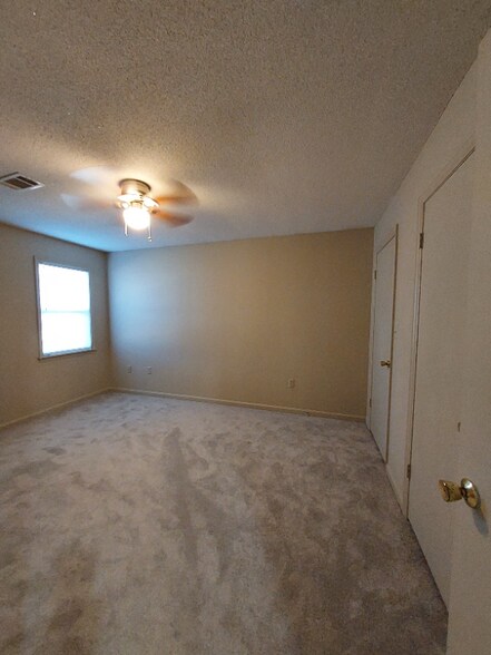 Building Photo - 126 Foxwood Cir