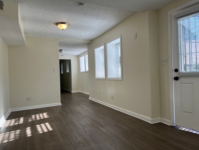 Building Photo - Spacious 3/2 Duplex Unit w/ Bonus Room Min...