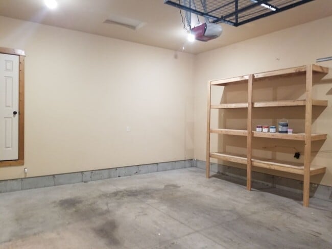 Building Photo - Adorable 2 Bedroom House- Great Location!