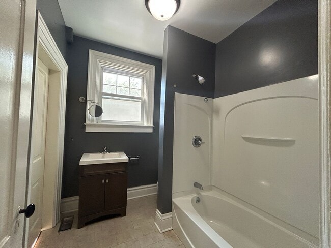 Building Photo - 3 Bedroom 1.5 bath home in Davenport