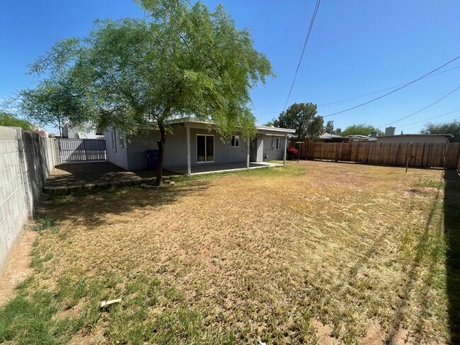 Building Photo - Fully Remodeled Tempe